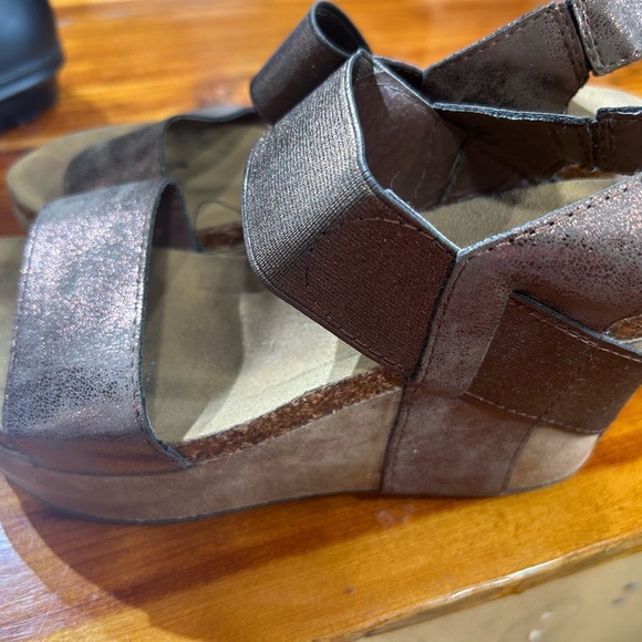 Adorable wedges with jeans - Picture 1 of 3